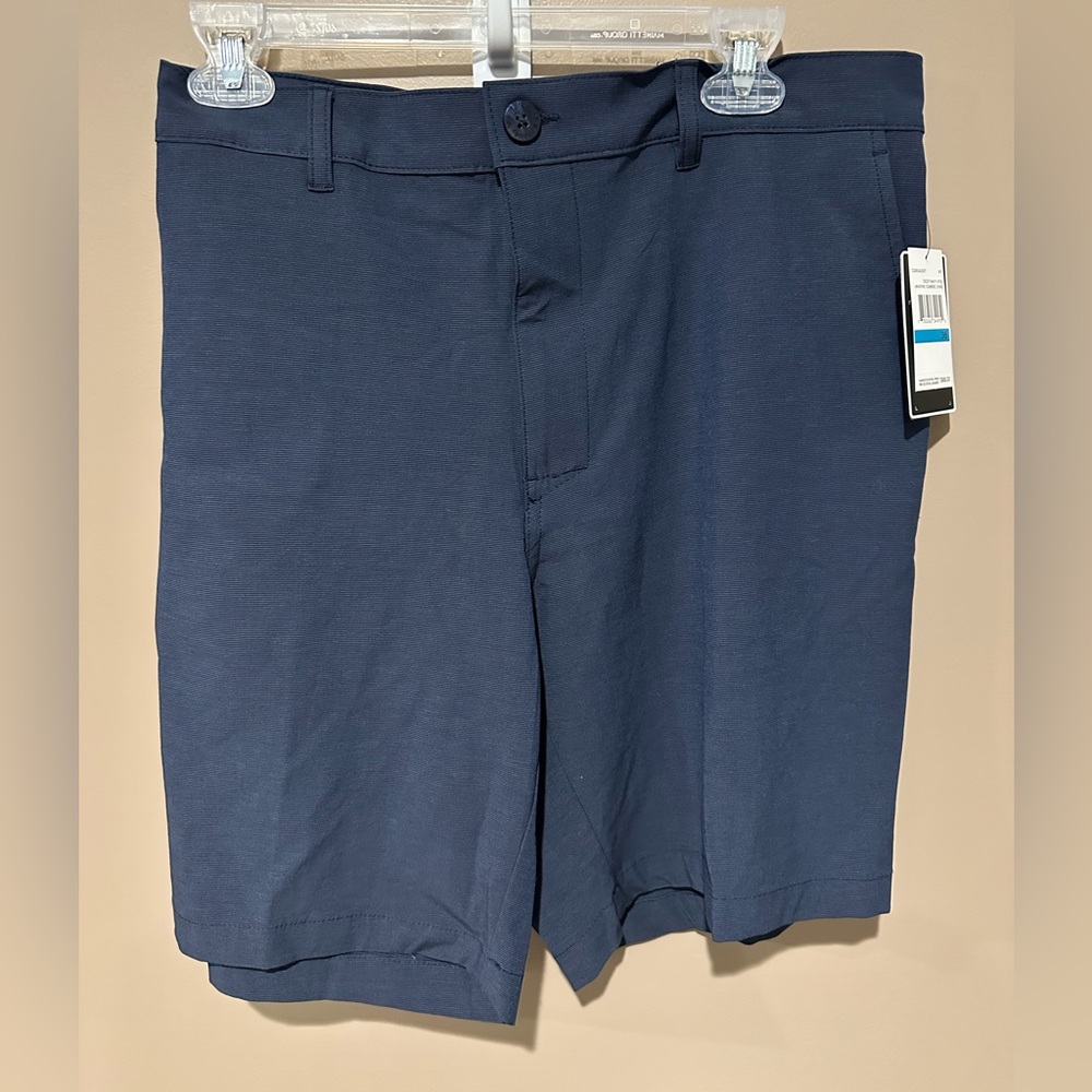 Men’s Callaway Navy blue golf shorts. Size 36 BNWT